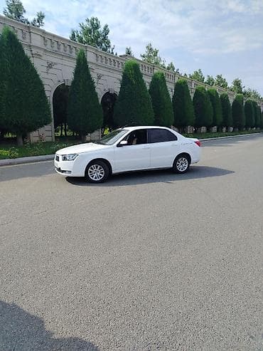 suse balon: Ağ rəngli sedan avtomobil Xüsusiyyətlər: - Gövdə: 4 qapılı sedan, ağ — 3
