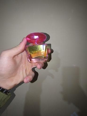 Gözəllik və sağlamlıq: Qadın ətirləri – qırmızı və çəhrayı flakonlarda, qapağı daş kəsimli — 3