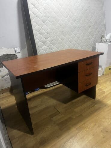 İşçi üçün, Dördbucaq masa