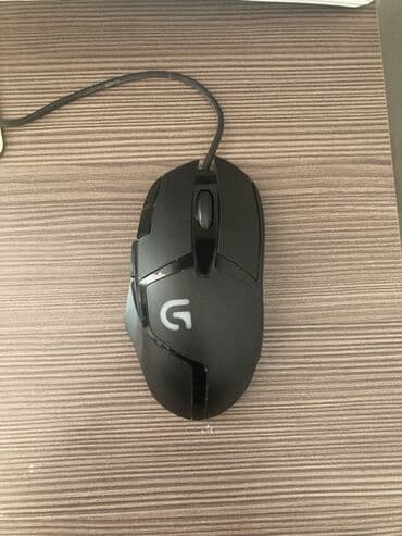 stul ustu kamputerler: Logitech G402 Hyperion Fury oyun siçanı. Qara rəngdədir və erqonomik — 1