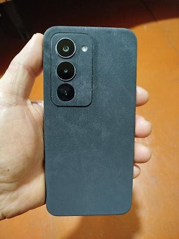 aksiyon kamera: Məhsul: Smartfon (üçlü arxa kamera və ön kamera deşikli ekran) — 1