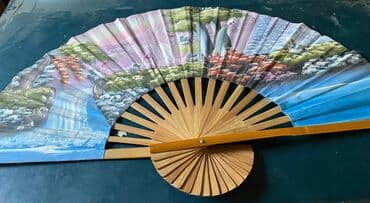 süni tökmə küknar ağacları: Taxta çərçivəli və üzərində mənzərə təsviri olan yelpik. Yelpiyin — 2