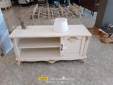 Klassik üslubda ağ-rəngli TV tumba/konzol. - Material: boyalı — 1