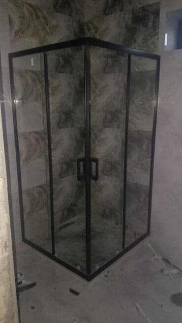 Vannalar: Qara çərçivəli, şüşə duş kabinəsi. İki qapısı var və otağa müasir — 2