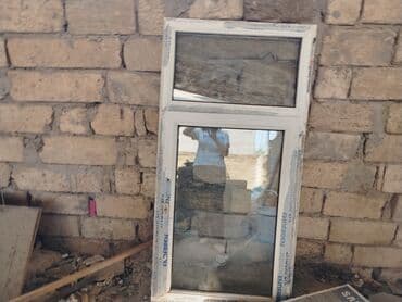 Ağ rəngli PVC çərçivəli ikili şüşəli pəncərə. Pəncərə iki hissədən