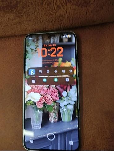 Smartfon – ön hissədə tam ekran, incə çərçivələr və ekranaltı barmaq