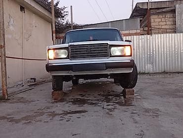 VAZ 2107 sedanı - Kuzov: 4 qapılı, klassik “Jiquli” dizaynı, ağ rəng