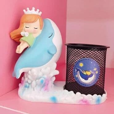 pul yığmaq ucun qab: Oturan futbolçu heykəlciyi ilə bəzədilmiş qələmdan. Dəmir tor dizaynlı — 11