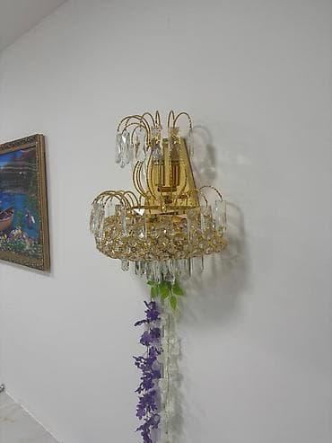 Zərif divar bra – qızılı korpus və kristal asma detallarla - Növ