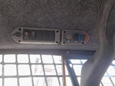 kompressor teh: Bobcat S220 skid steer yükləyici Xüsusiyyətlər: - Model: Bobcat S220 — 6