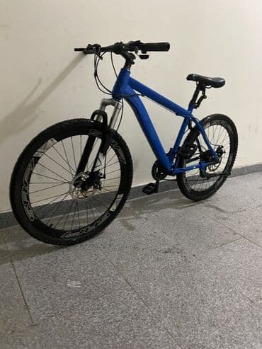 26 liq velosiped: Dağ velosipedi – mavi rəng, 26 Saft Xüsusiyyətlər: Hec bir problemi — 4