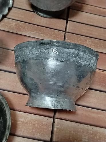 antik servis: Antik metal qab-qacaq dəsti. Qiymət razılaşma yolu Tərkibi: - Uzun — 3