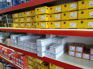 Elektrik avtomatlar: Bu rəfdə müxtəlif növ elektrik avadanlıqları qutuları səliqəli şəkildə — 1