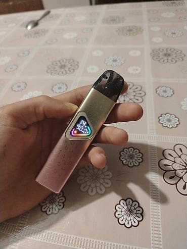 çant: Qızılı-çəhrayı rəngdə olan, yığcam dizaynlı elektron siqaret. Cibdə və — 3