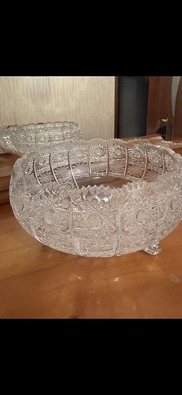 Bohema kristal meyvə qabları dəsti. Birinin dilikli hissesinde azca