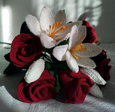 Süni güllər: Розы, лилии вязаные . Цена 4маната 1штука. Возможна доставка — 3