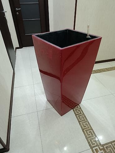 Qırmızı rəngdə. eni 50 sm hündürlüyü 96sm. İçində çıxan qulplu