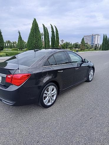 tesla model 3: Chevrolet Cruze: 1.4 l | 2015 il 263000 km Sedan — 7