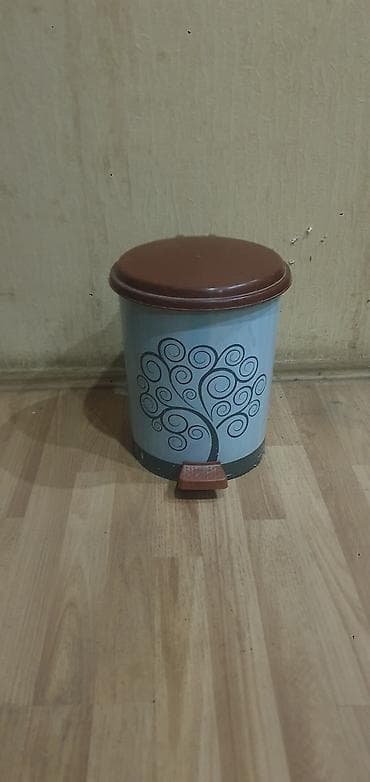 Ayaq pedallı zibil qabı - Material: plastik korpus və içlik -