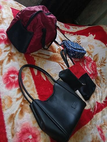 mini cantalar: 4 ədəd çanta və 1 ədəd pul qabı cəmi 15 manata satılır. Böyük qırmızı — 2
