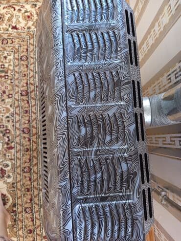 Fərqli naxışlı boz rəngdə qaz qızdırıcısı. Cihazın yuxarı hissəsində — 4