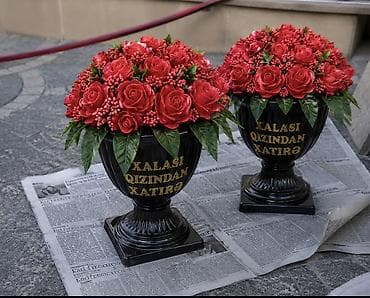 Qara klassik vaza içində süni gül kompozisiyası - Dəst: 2 ədəd eyni