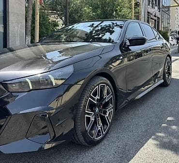 Транспорт: BMW 5 Series (son model nəsil) – sedan, qara rəng, M paketli — 2