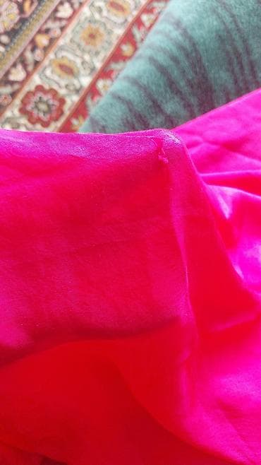 Tünd çəhrayı rəngdə yüngül, şəffaf şifon/parça. Xüsusiyyətlər: -