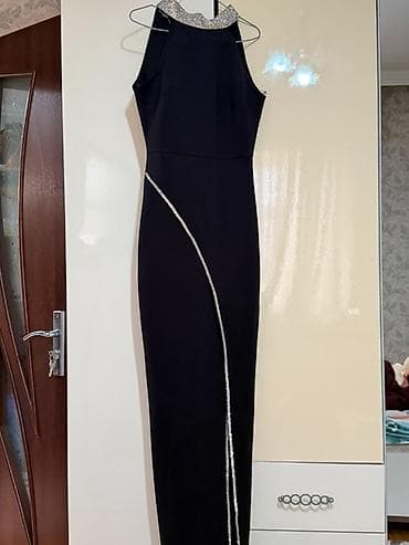 qadin sarocka modelleri: Zərif axşam/libas – qara, uzun, bədənə oturan siluet. - Model: yüksək — 4