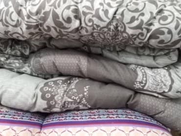 dəvə yunu: Iki nəfərlik və tək nəfərlik üçün yun yorganlar.

Bu tək nəfərlikdir — 2