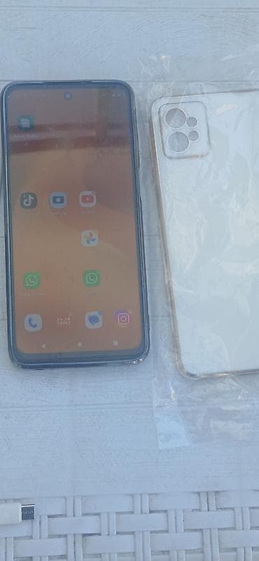 nokia 2 4: Smartfon - Ekran: 2400×1080 FHD+, ön kamera üçün mərkəzi deşikli — 4