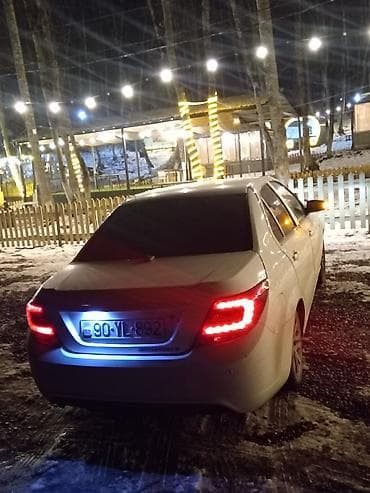 Ağ rəngli sedan avtomobil Xüsusiyyətlər: - Geniş və rahat 4 qapılı — 5