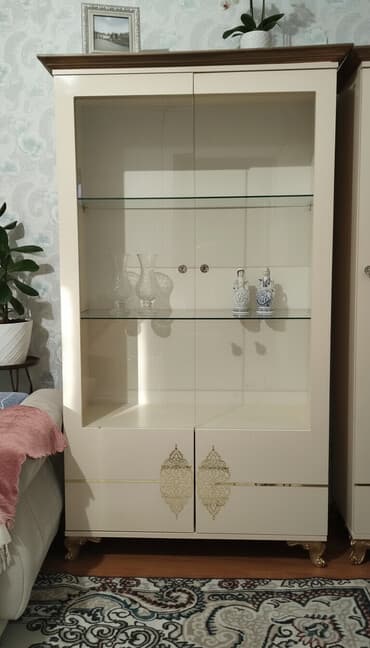 künc rəf: Şüşəli dolab vitrini — 3