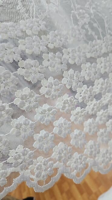 yuxuda ağ pərdə görmək: Ağ rəngli, zərif güllü naxışlarla bəzədilmiş tül pərdə. Yüngül və — 3