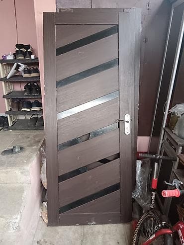 Ev qapıları üç ededdir orta qara suselerinden bezileri qirilib ikisi
