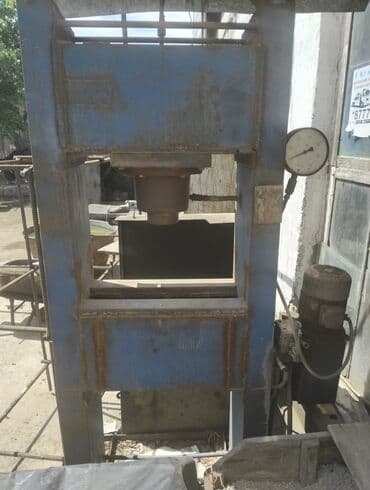 Ev üçün dekor: Hidravlik pres (sənaye tipli) - Güclü polad karkaslı, şaquli işləyən — 1