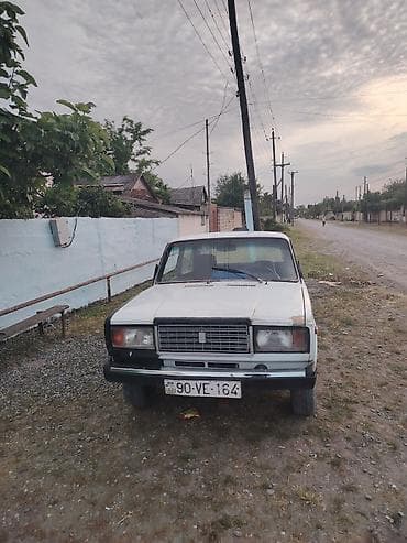 ucuz avto: VAZ 2107, ağ rəng, sedan kuzov. Xüsusiyyətlər: - 4 qapılı, arxa — 5