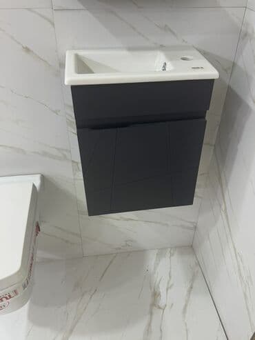 hamam güzgüləri: Ağ rəngli keramika lavabo və tünd boz rəngli asma şkafdan ibarət hamam — 1