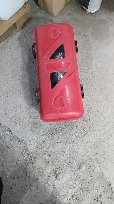 qum qabi: Yanğın təhlükəsizliyi üçün avadanlıq dəsti - Qırmızı rəngdə metal — 1