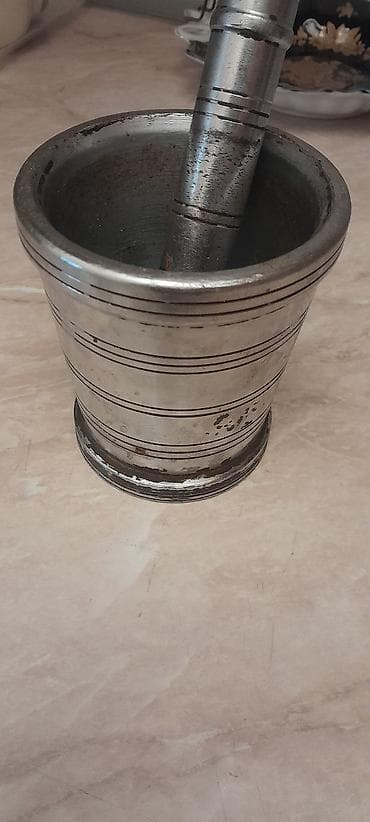 güm: Metal havan və döyəç - Material: tökmə metal (ağ rəngli ərinti), sıx — 1