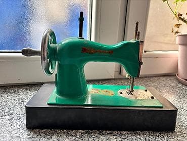 Məhsul: Kiçik ölçülü mexaniki tikiş maşını (uşaq/oyuncaq tipli model)