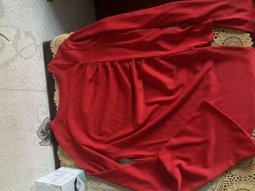 Qadın ayaqqabıları: Qırmızı rəngli qadın bluz/kofta - Model: Uzunqollu, yüngül büzgülü ön — 1