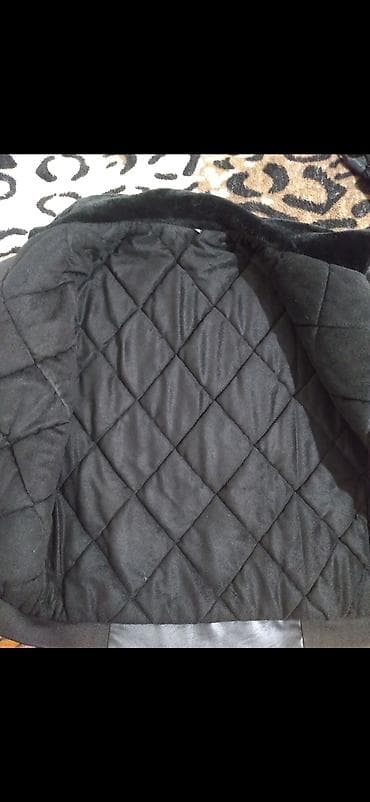 Svitşotlar: Qara rəngdə kişi dərisi görünümlü qış gödəkçəsi - Model — 4