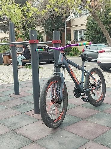 MTB tipli dağ velosipedi. velosiped 24 lükdu velosipedin üstündə rul