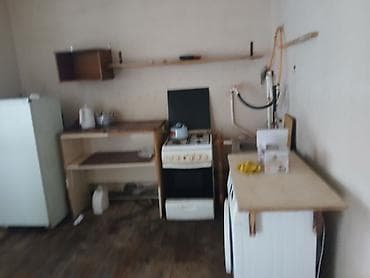 ev: Kirayə verilir: sadə, geniş işıqlı pəncərələri olan yaşayış sahəsi - — 2