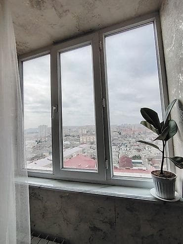 Paltar tikişi: Geniş və zövqlü tərtibatlı mənzil interyeri. Girişdə mərmər naxışlı — 10