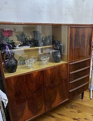 4 qapili dolab: Şüşəli dolab. 
uzunluğu-140sm
hündürlüyü-135sm
eni-42sm — 1