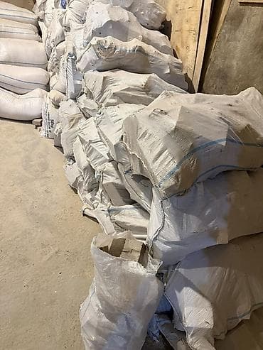 Salam odun kiselerde 5”10 kesikleridi Torbalarda odun qırıntıları və — 2