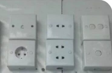 elektirik yuvası: Divara quraşdırılmış ağ rəngli elektrik rozetkaları və açarları — 1