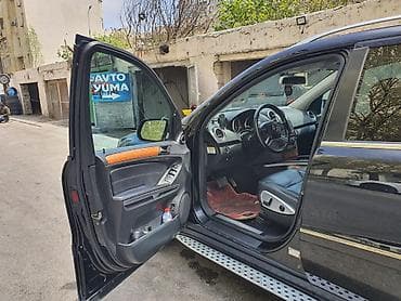 Mercedes-Benz ML-Class SUV - Kuzov: qara rəng, 5 qapı, yanlarda
